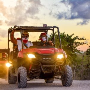 Punta Cana: Tour in buggy al tramonto con bagno nella grotta e spettacolo di danza