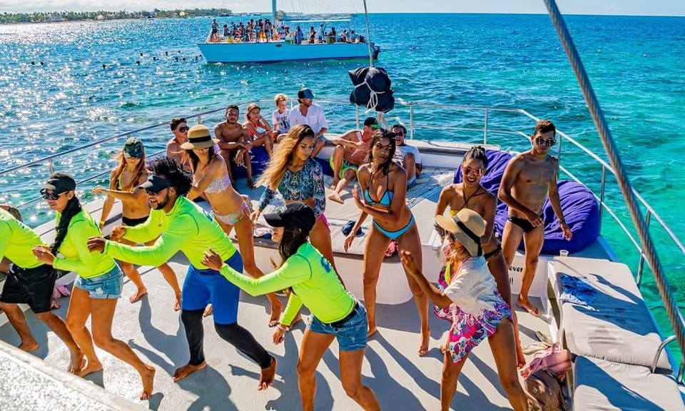 Punta Cana Area: Party Cruise with Parasailing and Open Bar - Immagine 3