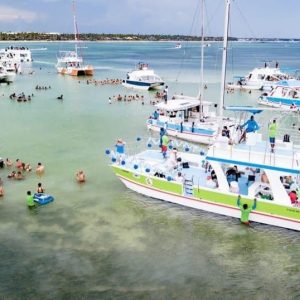 Crociera alcolica in barca da festa
