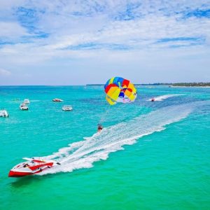 Gebiet Punta Cana: Party-Kreuzfahrt mit Parasailing und Open Bar