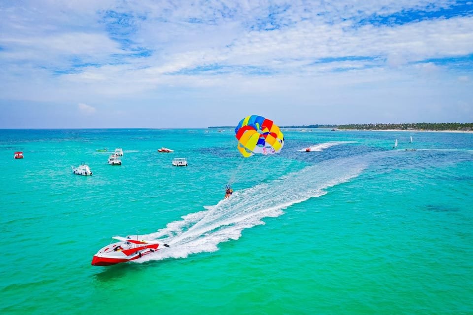 Area di Punta Cana: Crociera di festa con paracadute e open bar