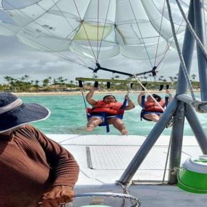 Parasailing a Punta Cana: Una scarica di adrenalina nel cielo