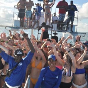 Punta Cana: Party Boat al tramonto con snorkeling