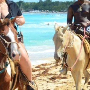 Avventura a cavallo di 2 ore sulla spiaggia, nella giungla e nel fiume